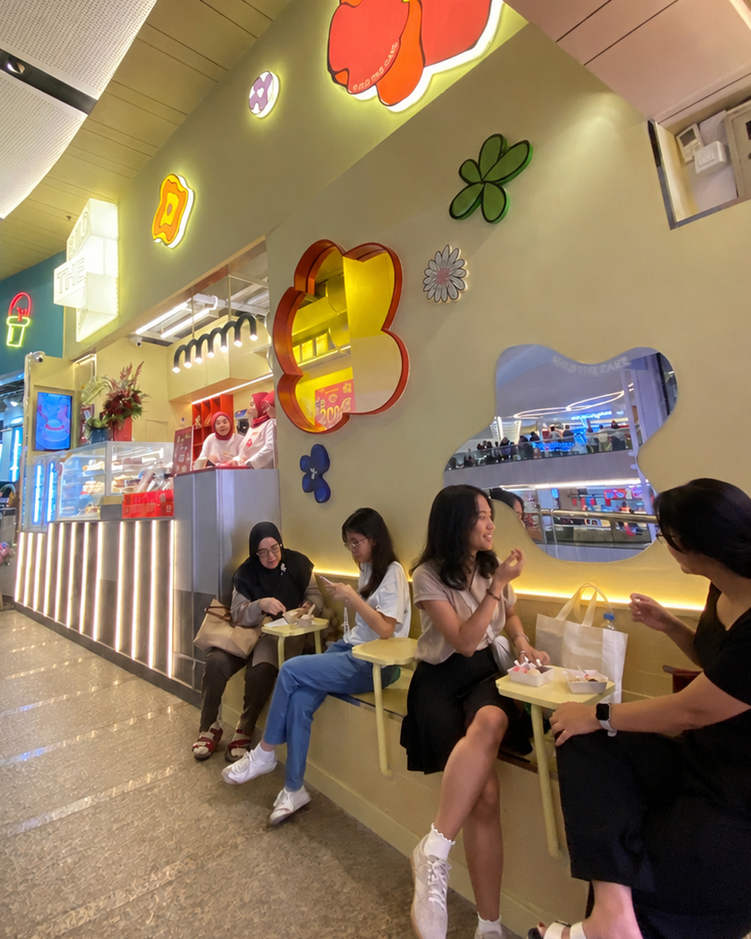 Area depan Build The Cake Plaza Blok M dengan konsep one stop celebration yang nyaman untuk menikmati cake, dessert, dan ice cream. Store hadir dengan desain playful dan instagramable yang menjadi favorit para pengunjung.